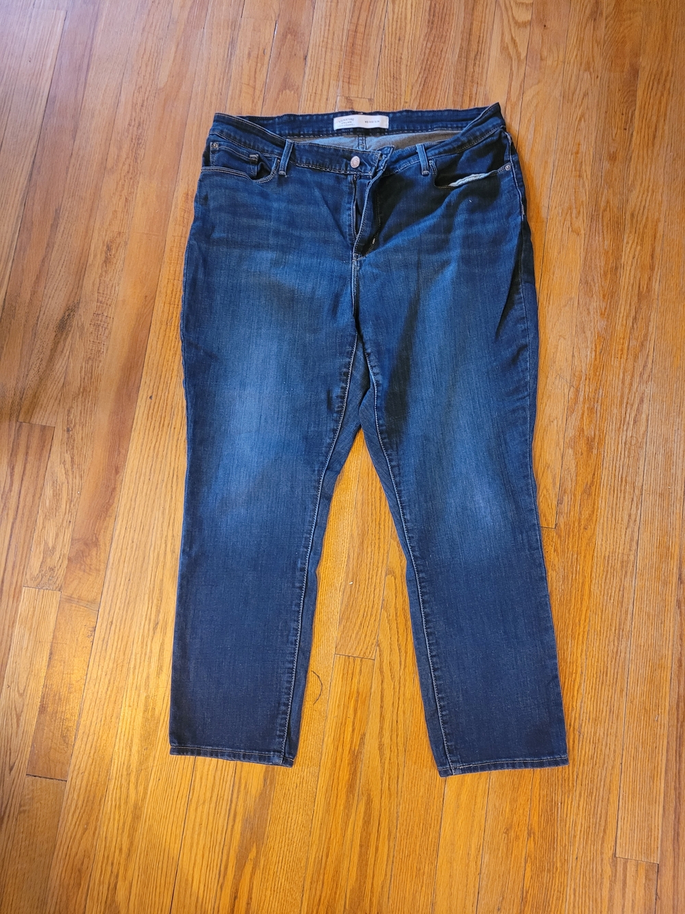 Signature by Levi Strauss Women’s Dark Blue Straight-Leg Jeans , Short